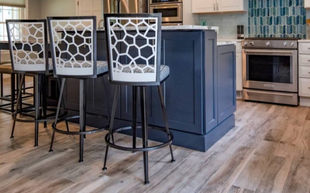 How to Mix and Match Barstools and Chairs in Your Kitchen